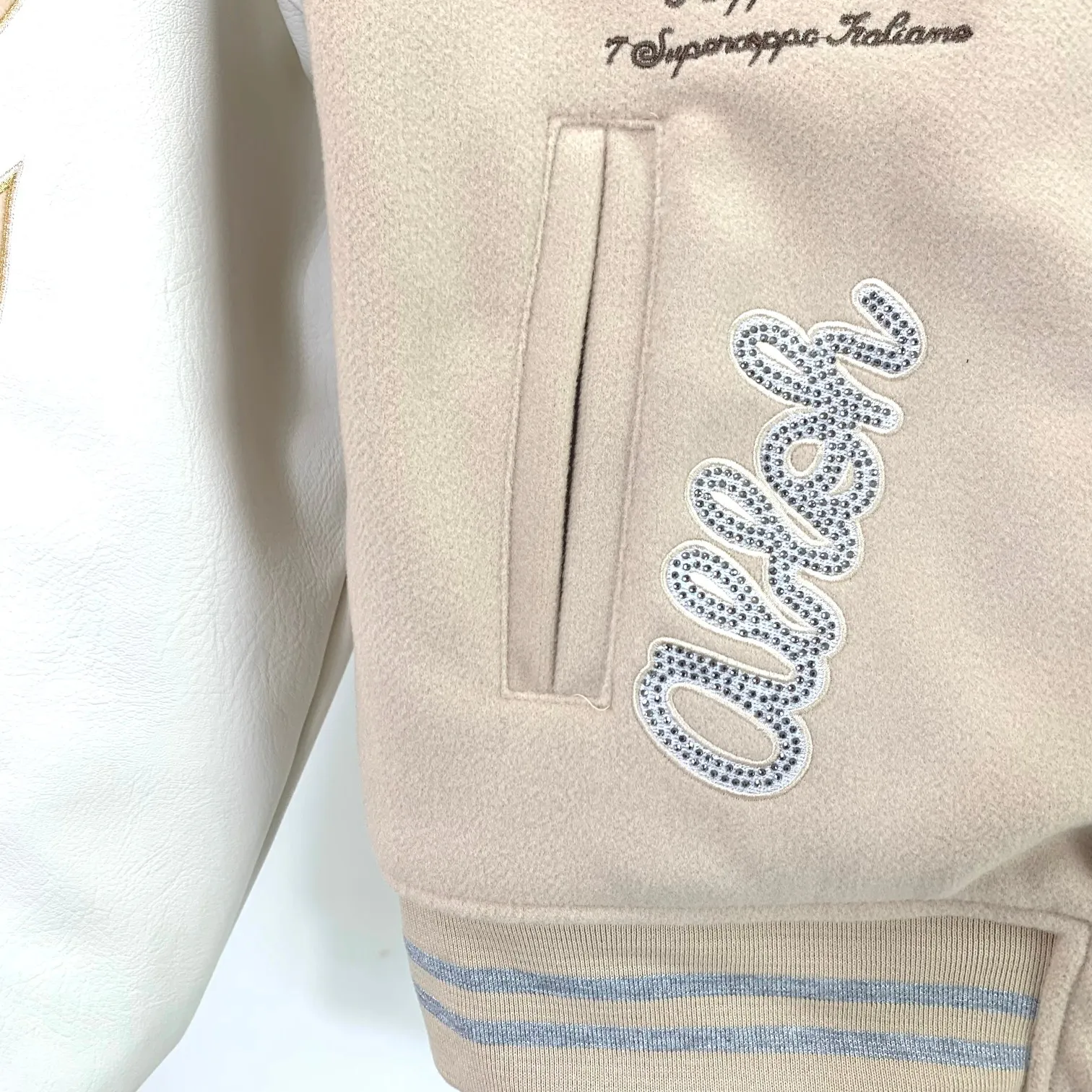 Top version OFF WHITE OW AC Milan co-branded heavily embroidered baseball uniforms for men and women couple stars in the same style jacket. The back is decorated with the Milan devil pattern with the Off-white logo. The entire piece of clothing is heavily embroidered and combined with hot rhinestone technology. All hot rhinestones are artificially embellished and are not pressed with templates. Manual work can ensure that the hot rhinestones will not fall off easily, and each diamond has been repeatedly hot stamped! The front buttons are all made from original molds, and custom-made buttons can ensure that they are consistent with the original ones. AC Milan's cooperation is OFF this time. Under the camera, De Cattrale almost uses the airport as a catwalk. Tonali and Leo are full of shots. Giroud returns to Stamford Bridge. As a Milan fan, I am really grateful that he chose AC Milan in the summer of 21. Although the running-in period was a bit distressing, the championship quality finally brought Milan the League Championship Gold Cup after 11 years. This heavy-duty piece of clothing is fully lined with down cotton to allow you to spend the entire winter with ease. When the World Cup is coming, when Milan meets Offwhite, and when champions meet fashion, what are you waiting for? Size: S-XL Color: Khaki P:700